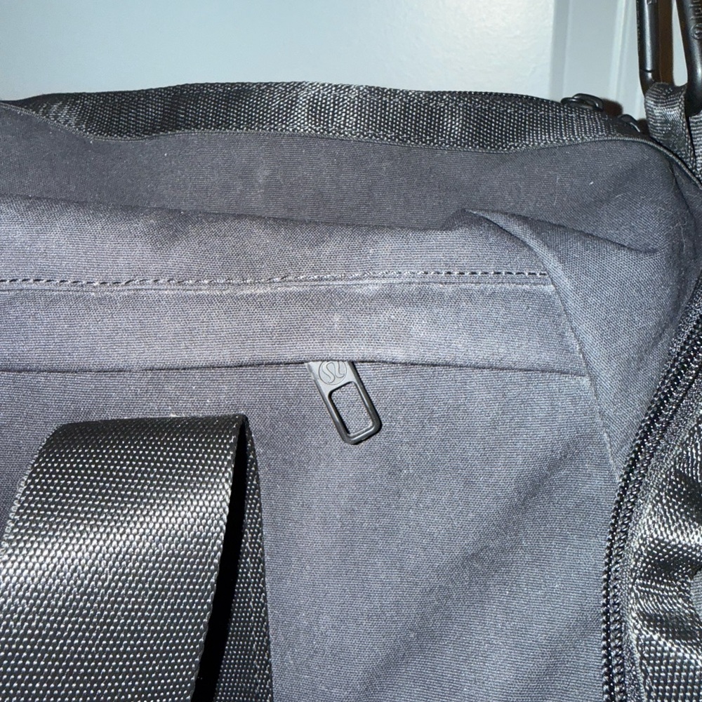 lululemon athletica Black Command the Day Duffle Bag 37ml - Picture 4 of 12
